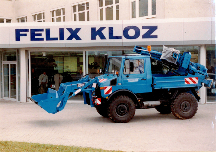 Historischer Mercedes-Benz Unimog vor Autohaus Felix Kloz